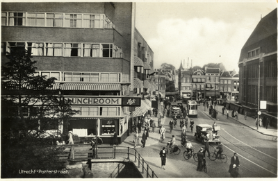 856413 Gezicht in de Potterstraat te Utrecht, met op de voorgrond de Viebrug en de hoek met de Oudegracht.
